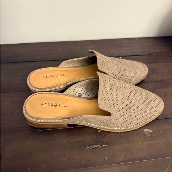 Indigo Rd. Perforated Mule Slides – Taupe Suede - Picture 4 of 6